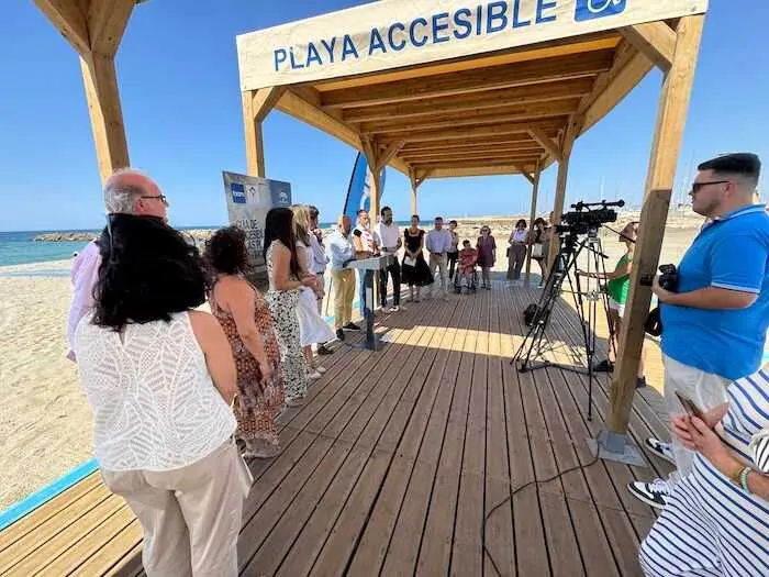 La XIX guía de accesibilidad a las playas de FAAM analiza el estado de 44 puntos accesibles instalados en los doce municipios costeros