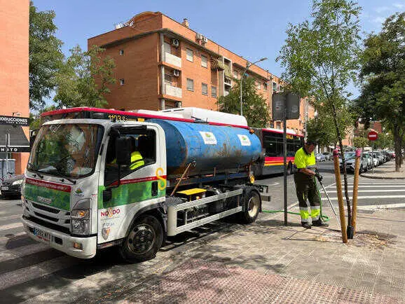 El Ayuntamiento intensifica con 27.500 litros semanales el riego del arbolado en el distrito Norte