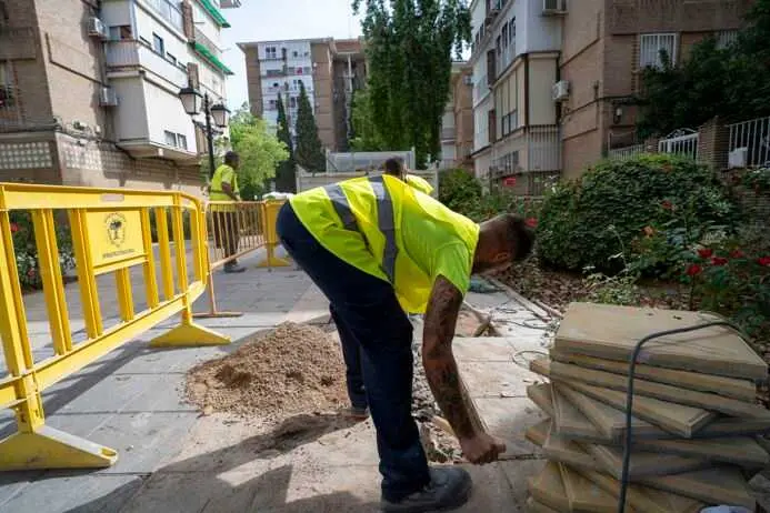 Mairena del Aljarafe pone en marcha un nuevo servicio de acerados como parte del plan 'Mairena Al Día'