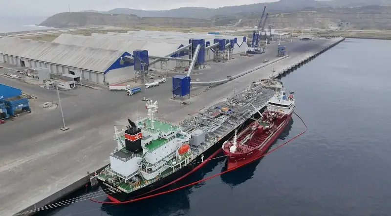 Operación singular en el puerto exterior de A Coruña con el trasvase de melaza entre dos buques