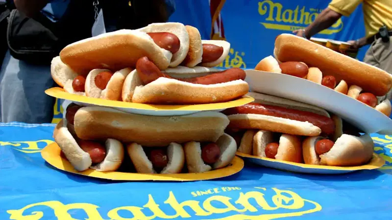 Los hot dogs tienen un costo de 8 dólares en el Yankee Stadium 