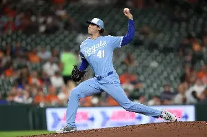 Daniel Lynch IV solid in start as Royals beat Astros, 5-2
