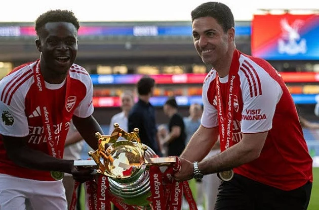 Manager Mikel Arteta lifts the Premier League trophy with Arsenal.
