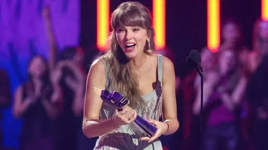 Taylor Swift’s words highlight the importance of self-love and acceptance.