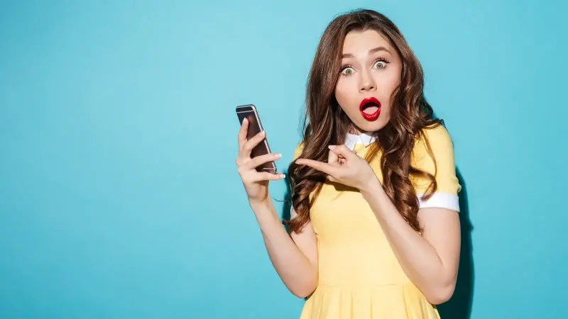 Woman in a textationship