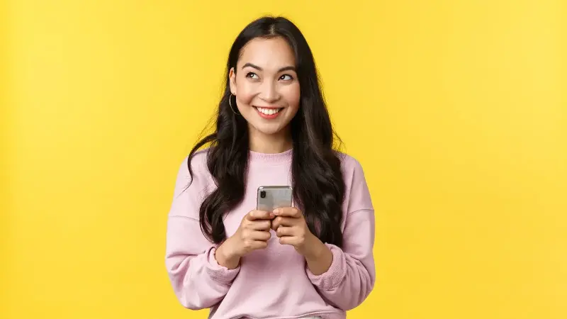 A woman in textationship