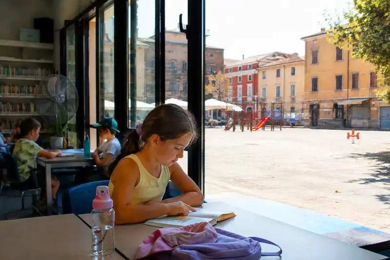 Il caldo estremo sta rubando l’estate ai bambini: così li stiamo condannando al “lockdown climatico”