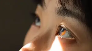 Ophthalmologist shares 5 early signs of cataract that are often mistaken for normal ageing