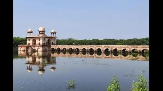 The restored reservoir revives a traditional system that channelled monsoon runoff into the central basin, linking the monument to Narnaul’s water heritage. (HT)