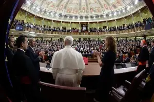 León XIV aterriza en el Congreso y retrata la España de las grandes fracturas