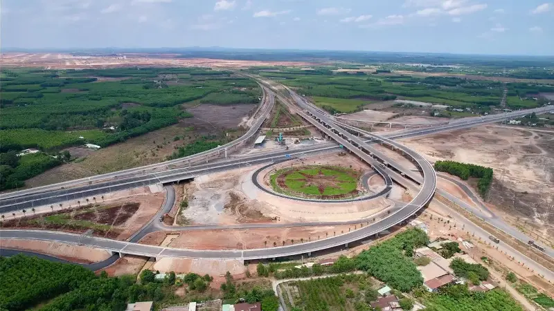 The Ho Chi Minh City - Long Thanh - Dau Giay expressway is being expanded to increase its connectivity capacity to Long Thanh airport. Photo: DK