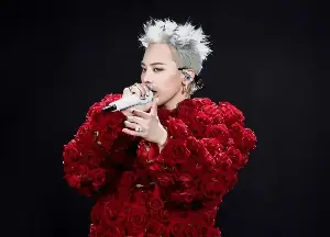 Singer G-Dragon receives nearly 1.2 trillion VND in fees, helping his company escape losses.