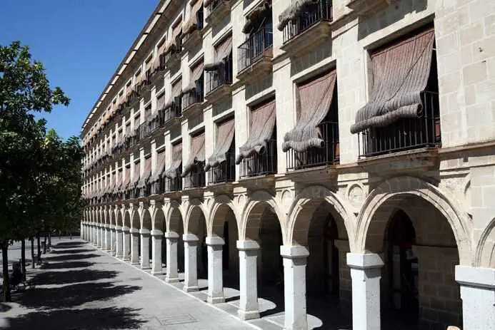 Ayuntamiento aborda el futuro de las chimeneas de la fábrica de botellas con propietaria del suelo