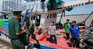 Four fishermen from Mui Ne whose boat sank at sea were rescued: Emotional moments upon reaching shore.