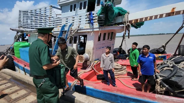 Four fishermen from Mui Ne whose boat sank at sea were rescued: Emotional moments upon reaching shore - Photo 1.
