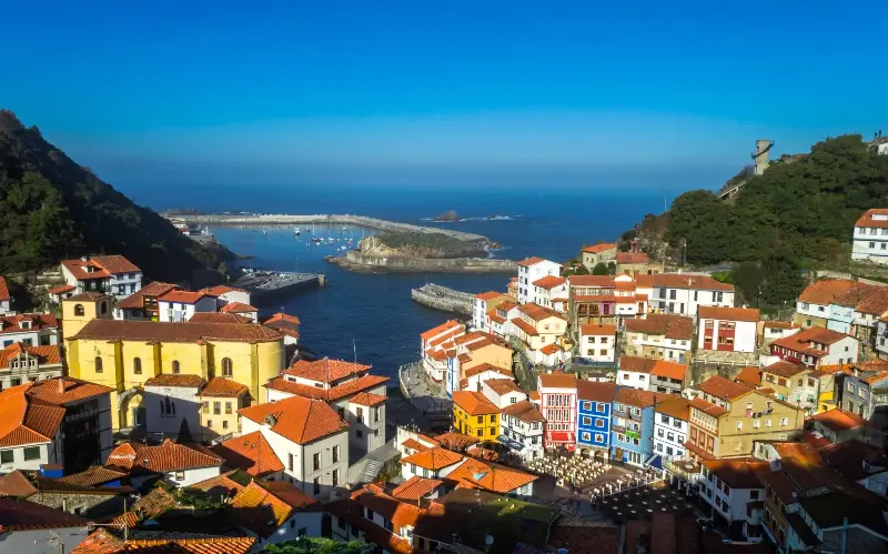 The pretty fishing village of Cudillero enjoys a cooler climate - Alf/tapperoa