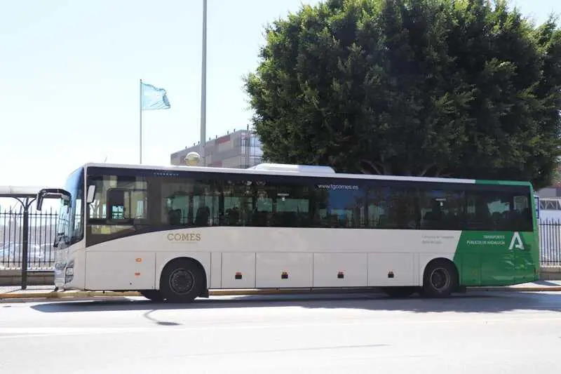 El Consorcio de Transportes de la Bahía refuerza el número de autobuses en las horas punta
