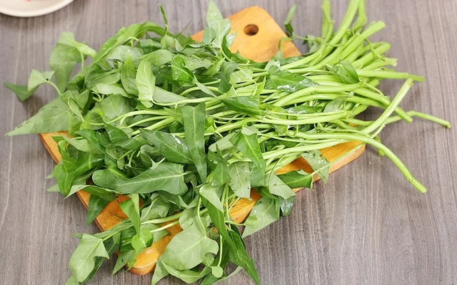 Bị sỏi thận ăn rau muống được không? - Ảnh 2.