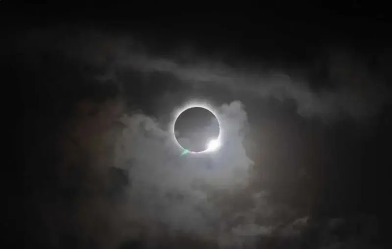El eclipse total de Sol sume a más de la mitad de España en una profunda e histórica oscuridad