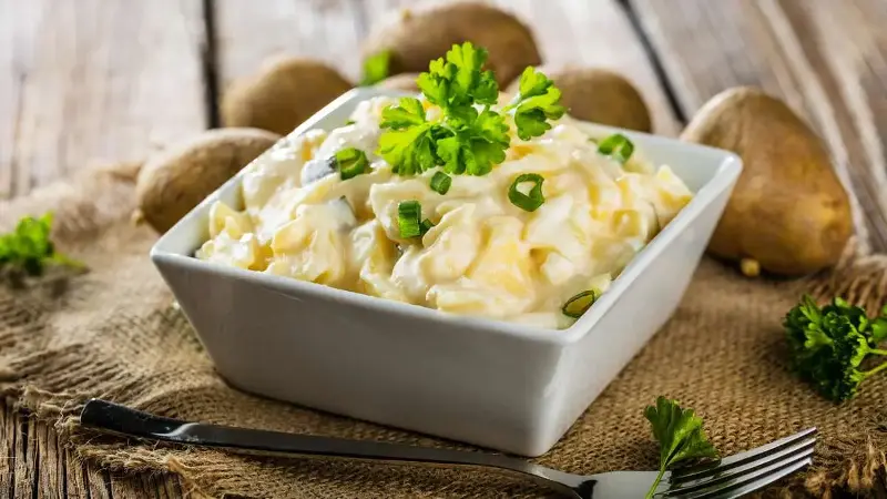 Der Kartoffelsalat, der Grillabende rettet: Jamie Olivers Version kommt ganz ohne schwere Mayo aus