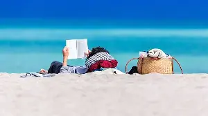 كتب سفر ملهمة تضيف متعة إلى رحلتك الصيفية المقبلة