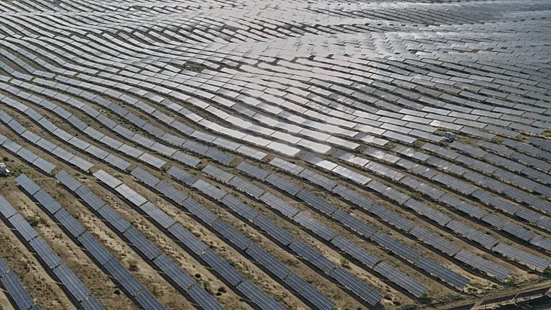 La energía solar supera al carbón por primera vez en China