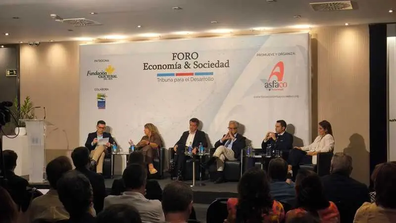 La Junta trabajará por reforzar la conectividad de Córdoba para aprovechar su potencial turístico y económico