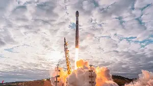 SpaceX launches its 50th mission of the year, sends 25 Starlink satellites to orbit (video)