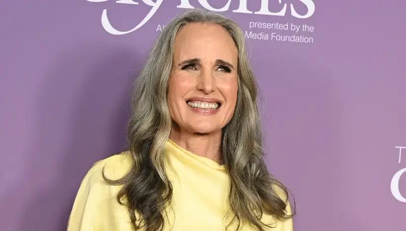 Andie MacDowell brilla in giallo limone al Gracie Gala 2026