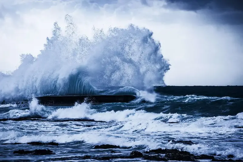 L’Italia nella morsa di temporali, grandine e mareggiate: è allerta meteo in nove Regioni, le zone più a rischio