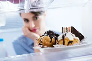 هل تختار طعامك فعلا أم أن أمعاءك تقرر عنك؟ 3 آليات خفية توجّه شهيتك