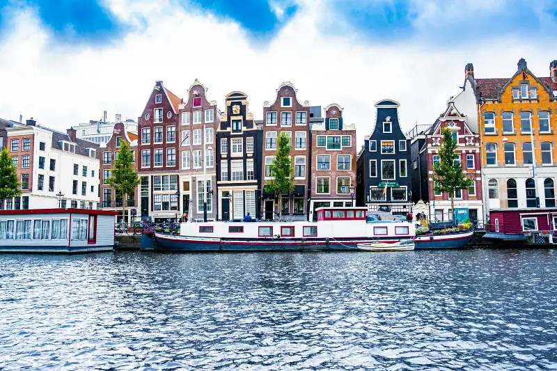 Aantal woningen in Nederland van meer dan 1 miljoen euro stijgt met ruim 20 procent in een jaar