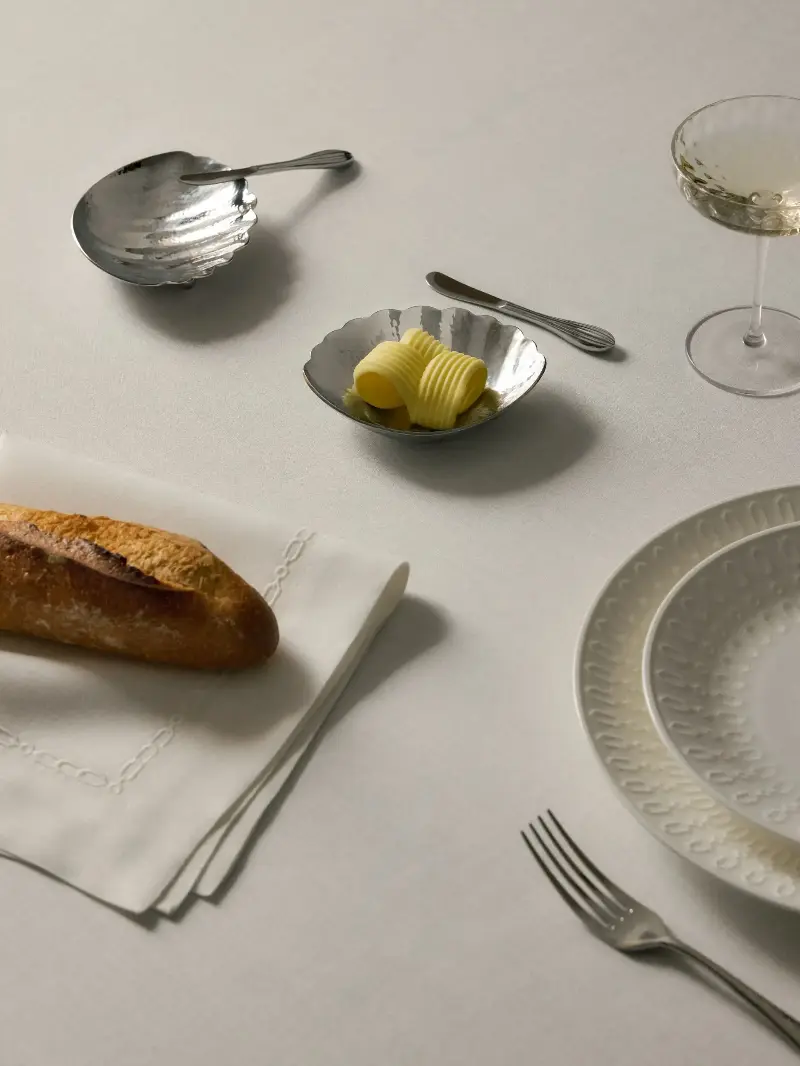 The shell motifs add a playful touch to the otherwise classic collection. Westwing
