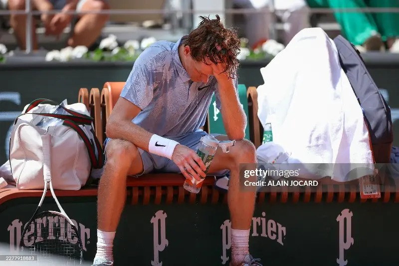 Sinner persevered in the game despite his injury.