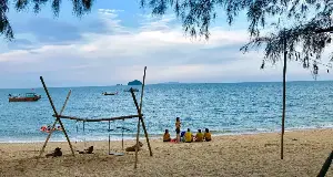 Which province in Vietnam has the most islands and boasts some of the world's most beautiful beaches?