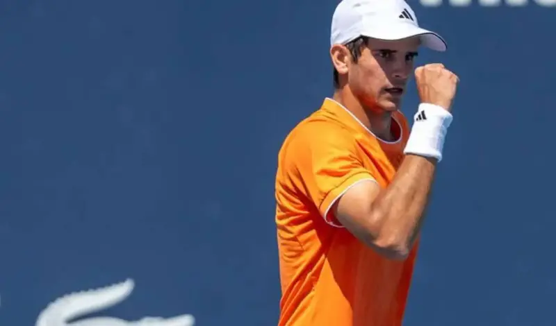Rafa Jódar sufre más de lo previsto pero avanza en Roland Garros