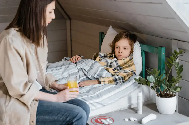 Tiredness, fever, and poor appetite are among the early symptoms of hepatitis in children. 