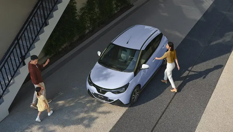 Competing with the Hyundai Grand i10, the electric hatchback priced at 162 million VND boasts a cute, compact design, stylish interior, and a range of 201 km per charge, captivating Vietnamese customers at first sight - Photo 2.