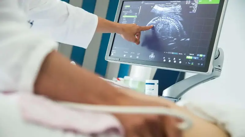Wächst das Baby so, wie es soll? Darauf liefern die drei Basis-Ultraschalltermine in der Schwangerschaft Antworten.