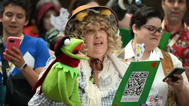 A person singing carols at 2025 DragonCon