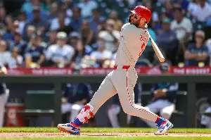 Bryce Harper continues his ‘impressive’ August as the Phillies avoid a sweep in Seattle