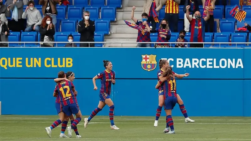 Las jugadoras del Barça celebran uno de los tantos de Lieke Martens