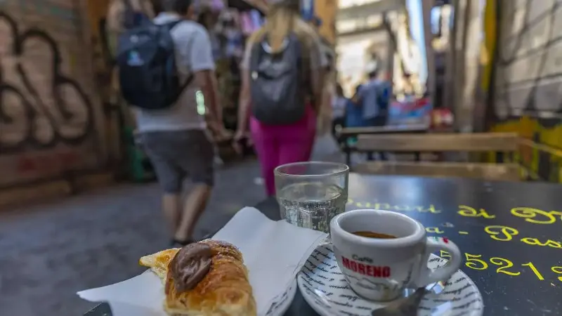 „Wirklich übertrieben“: Frühere Stammgäste schockiert über Rechnung für Kuchen und Espresso in Rom