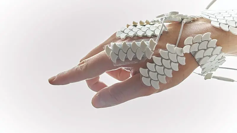 Cuando la IA mueve la mano: estudiantes crean un dispositivo portátil con impulsos eléctricos