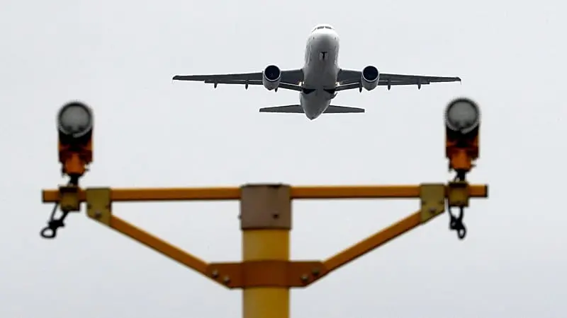 Questi tre aeroporti emettono tre volte più CO2 di Parigi, e uno è in Europa