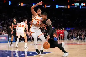 CJ McCollum leads a late rally as the Hawks stun the Knicks 107-106 to tie their series at 1-1