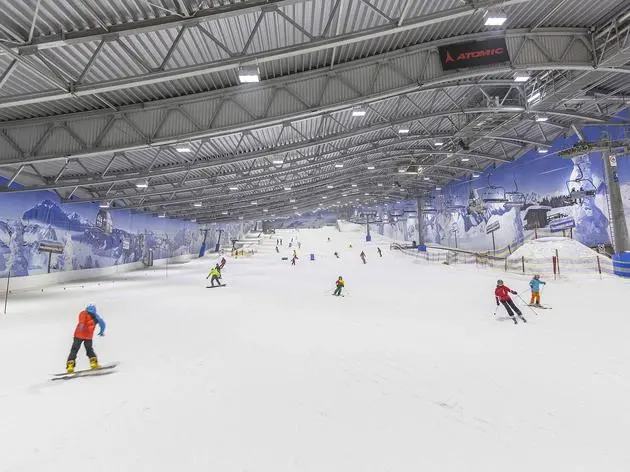 Der Alpenpark Neuss bringt alpines Skivergnügen ins Rheinland.