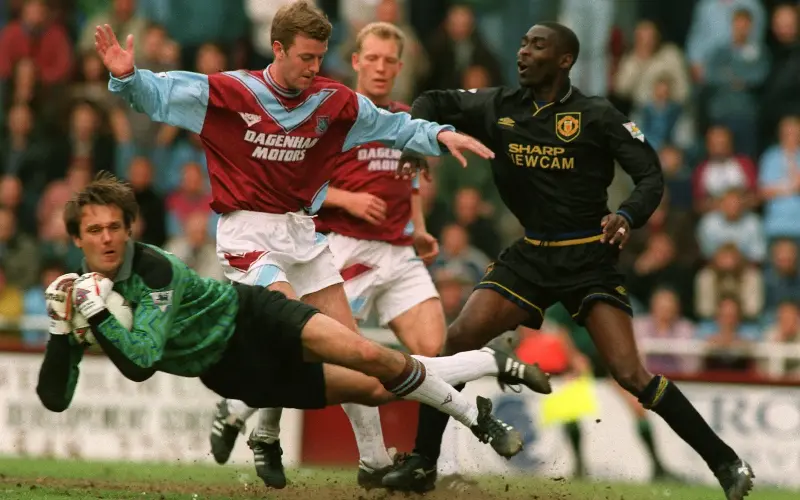 Smothering the ball against Man Utd (1995) - PA Images/Alamy Stock Photo