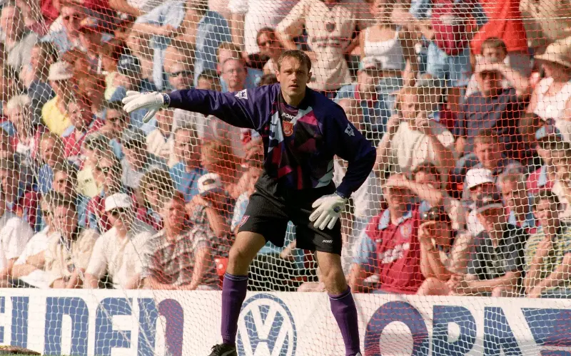 ‘He deserved everything he got out of the game’: marshalling his defence against Barnsley in the Premier League (1997) - PA Images/Alamy Stock Photo
