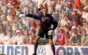 Ludek Miklosko, beloved West Ham goalkeeper who helped to deny Man Utd two league titles